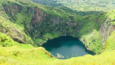 Le Mont et le lac Mbapit