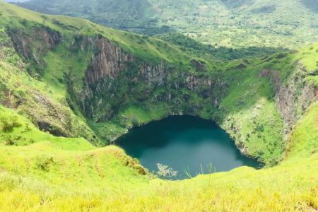 Le Mont et le lac Mbapit