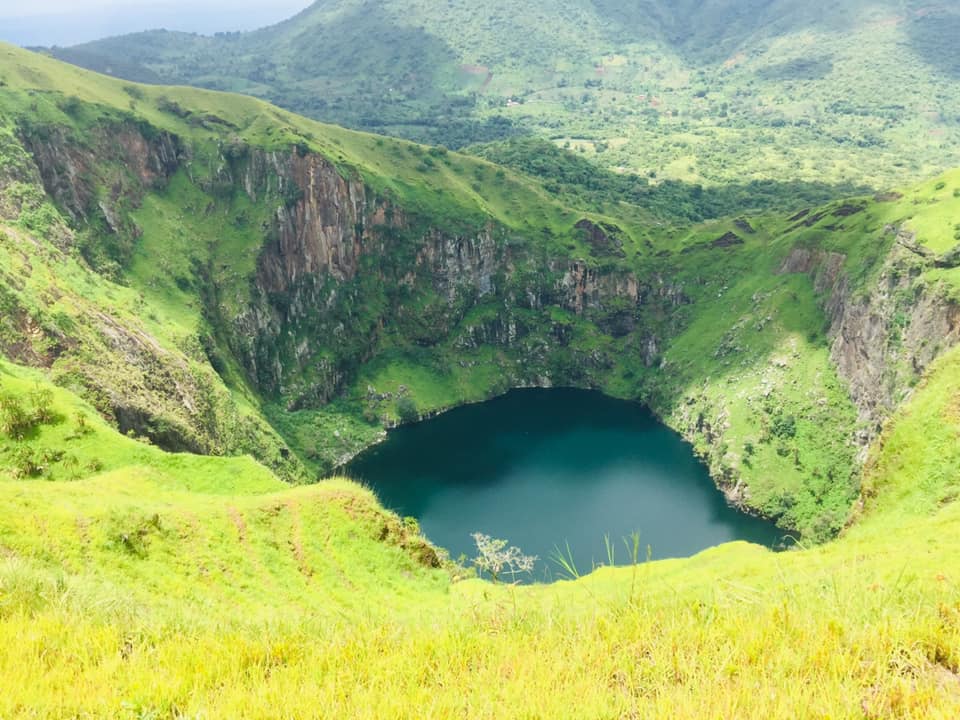 Le Mont et le lac Mbapit